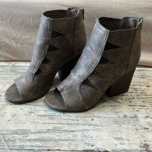 Size 7 Maurices heels